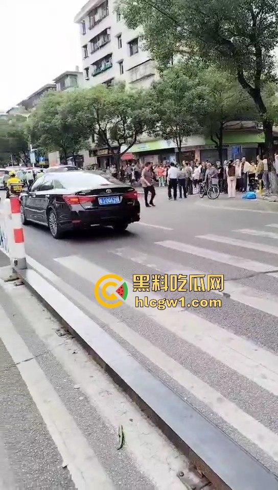 开平市街上惊现人肉保龄球!男子驾车撞飞8人,连刹车都懒得碰,不带刹车像玩游戏一样!