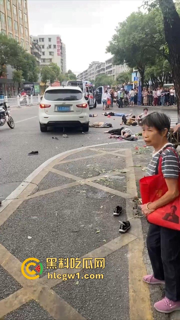 开平市街上惊现人肉保龄球!男子驾车撞飞8人,连刹车都懒得碰,不带刹车像玩游戏一样!