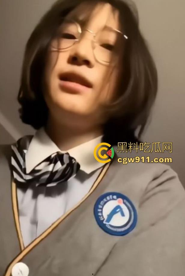 河南实验中学高三眼镜学妹【徐奕尹】激情性爱视频流出！校服露脸调教，被操的满脸通红喘息不止，反差感爆棚！