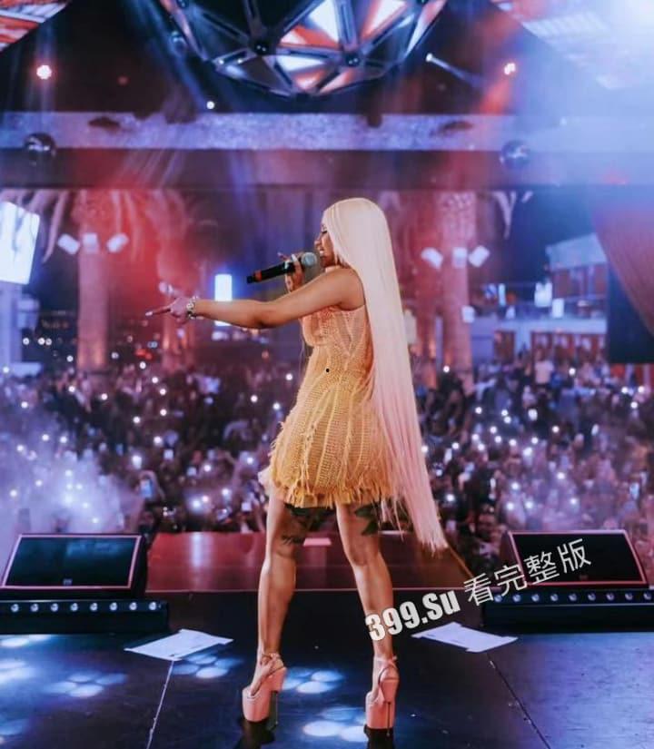 美国说唱顶流:CardiB卡老师 继丢话筒上热搜后又因演出现场没穿内裤露出而上热搜~ 她逼你看了吗?