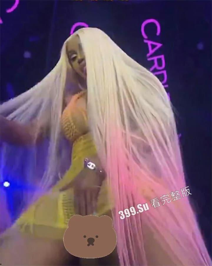 美国说唱顶流:CardiB卡老师 继丢话筒上热搜后又因演出现场没穿内裤露出而上热搜~ 她逼你看了吗?
