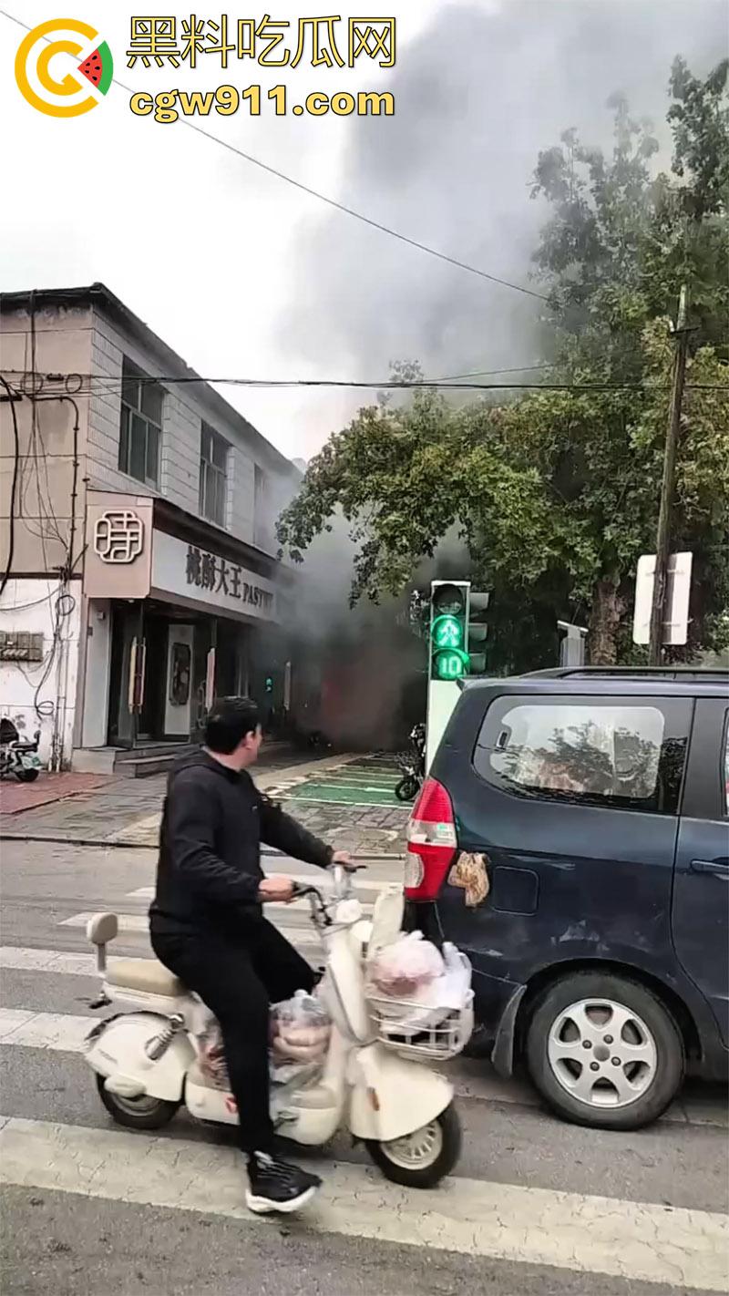 河北保定满城区玉川路，赵记果木烤鸭王突发火灾，看来店里是真材实料，的确是烤制出来的啊！