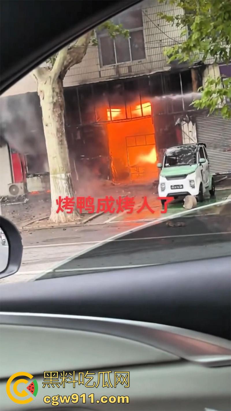 河北保定满城区玉川路,赵记果木烤鸭王突发火灾,看来店里是真材实料,的确是烤制出来的啊!