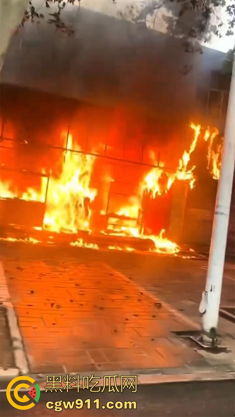 河北保定满城区玉川路,赵记果木烤鸭王突发火灾,看来店里是真材实料,的确是烤制出来的啊!