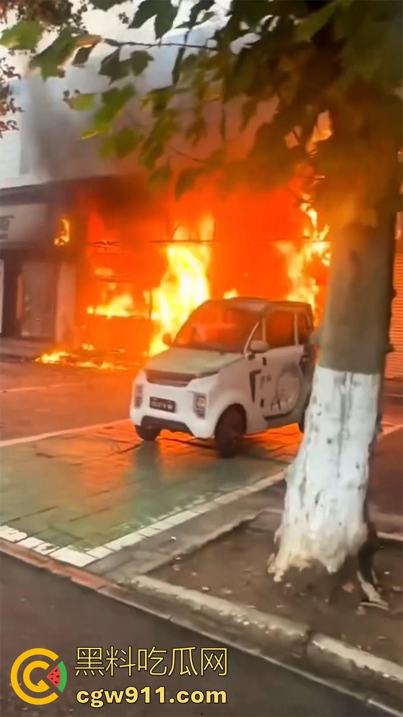 河北保定满城区玉川路,赵记果木烤鸭王突发火灾,看来店里是真材实料,的确是烤制出来的啊!