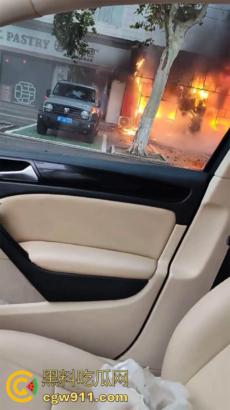 河北保定满城区玉川路,赵记果木烤鸭王突发火灾,看来店里是真材实料,的确是烤制出来的啊!