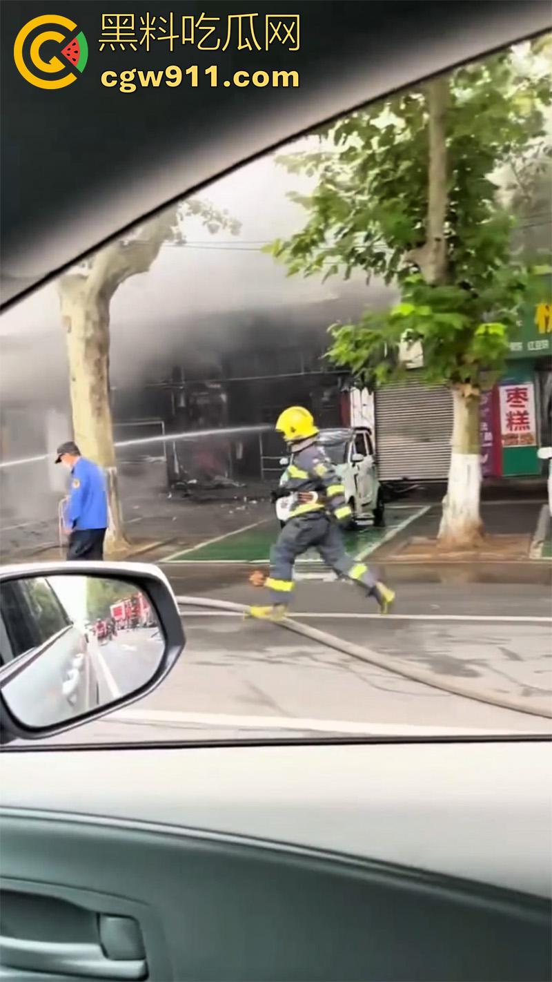 河北保定满城区玉川路,赵记果木烤鸭王突发火灾,看来店里是真材实料,的确是烤制出来的啊!