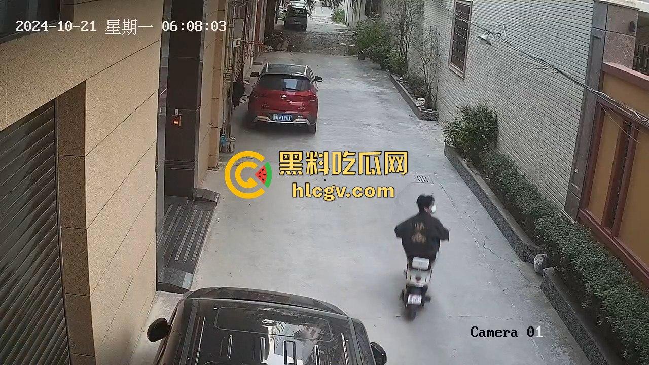 汕头精神小伙砸车窗偷窃被吓跑,警报刚停又溜回来,结果被车主直接抓个正着!