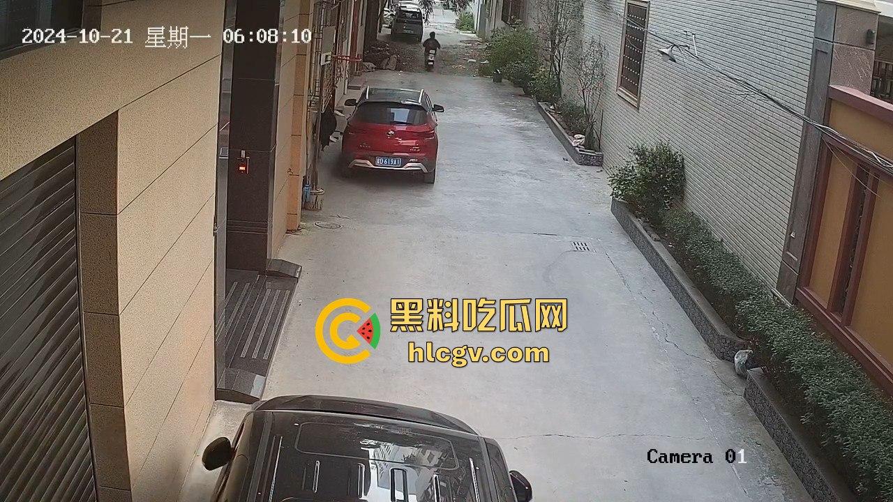 汕头精神小伙砸车窗偷窃被吓跑,警报刚停又溜回来,结果被车主直接抓个正着!