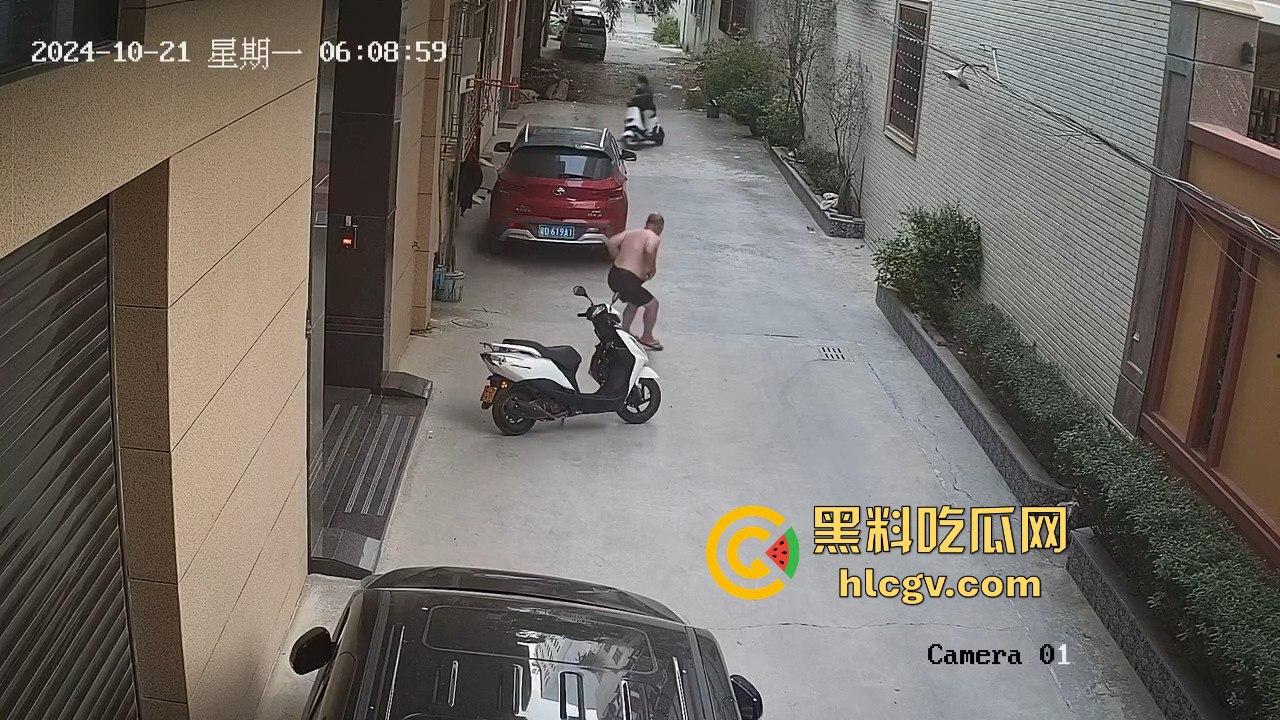 汕头精神小伙砸车窗偷窃被吓跑,警报刚停又溜回来,结果被车主直接抓个正着!