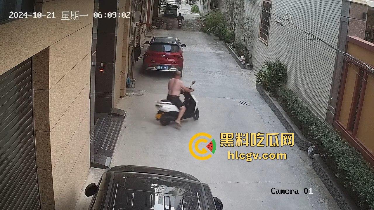 汕头精神小伙砸车窗偷窃被吓跑,警报刚停又溜回来,结果被车主直接抓个正着!