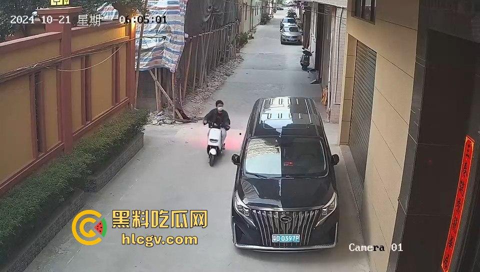 汕头精神小伙砸车窗偷窃被吓跑,警报刚停又溜回来,结果被车主直接抓个正着!