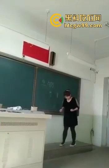 七年级生物课现场社死,老师一本正经讲解鸡巴与阴道的互插关系, 还让全班大声朗读鸡巴,课堂笑死个人!