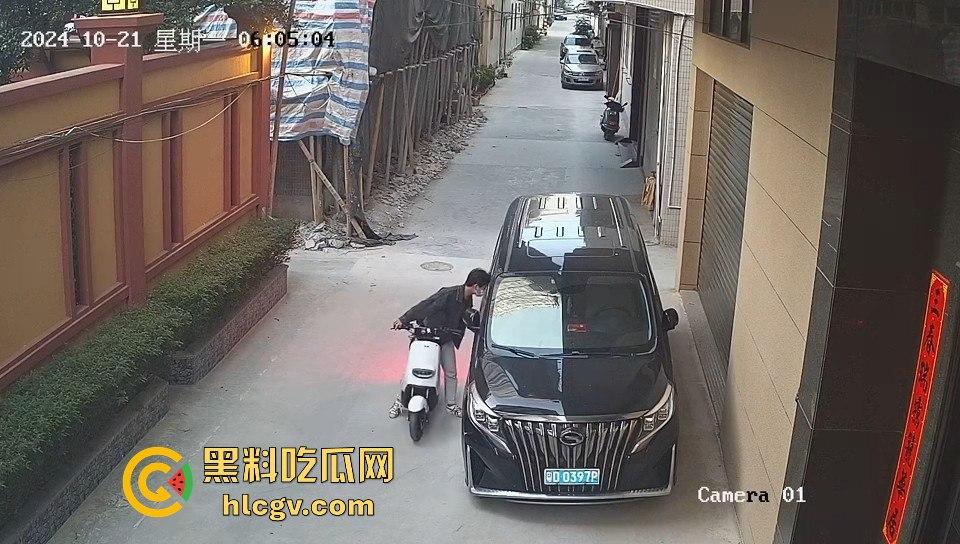 汕头精神小伙砸车窗偷窃被吓跑,警报刚停又溜回来,结果被车主直接抓个正着!