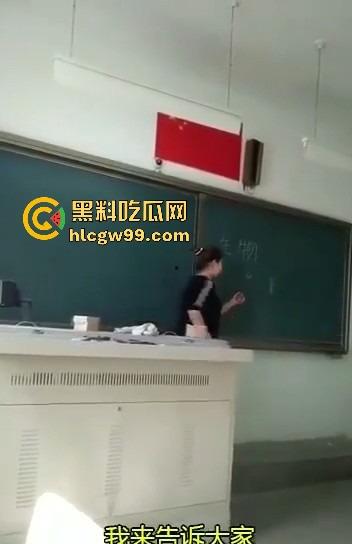 七年级生物课现场社死,老师一本正经讲解鸡巴与阴道的互插关系, 还让全班大声朗读鸡巴,课堂笑死个人!
