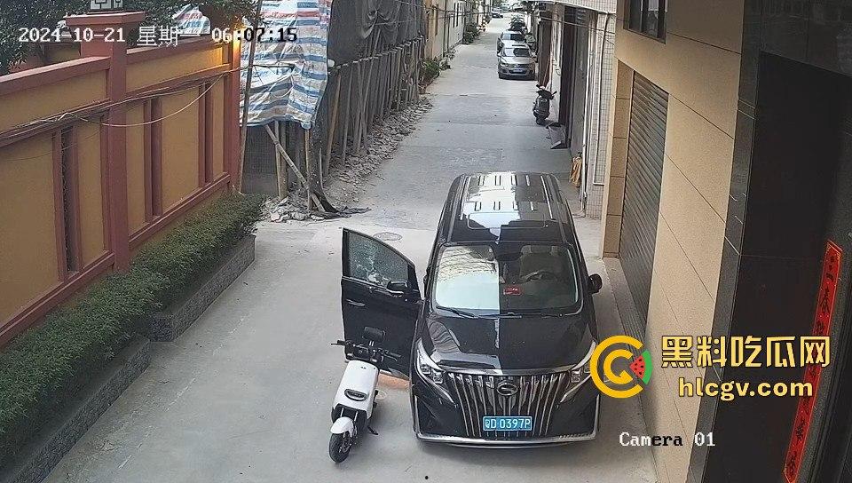 汕头精神小伙砸车窗偷窃被吓跑,警报刚停又溜回来,结果被车主直接抓个正着!