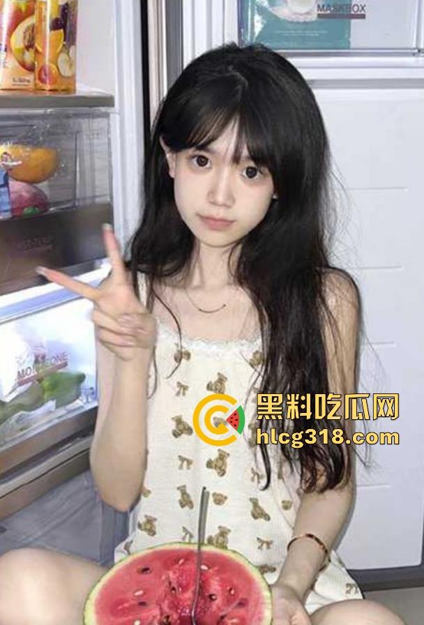 海角乱伦!趁家里没人,放肆的跟表妹疯狂做爱,可爱的无毛白虎穴都给灌满了精液!