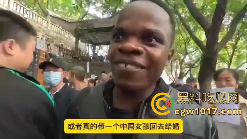 非洲黑猩猩挑战来中国相亲,没彩礼没样貌纯靠大屌跟黑皮肤加持,万万没想到啊,真有骚逼马桶排队送温暖啊!
