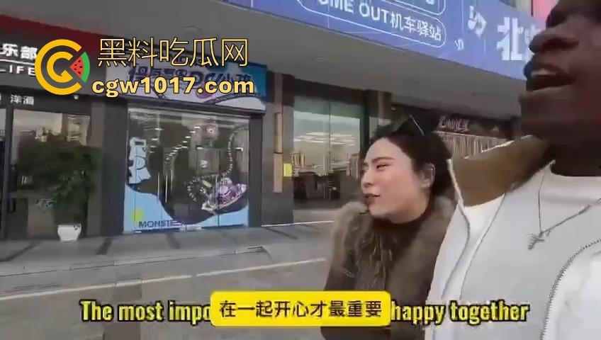 非洲黑猩猩挑战来中国相亲,没彩礼没样貌纯靠大屌跟黑皮肤加持,万万没想到啊,真有骚逼马桶排队送温暖啊!