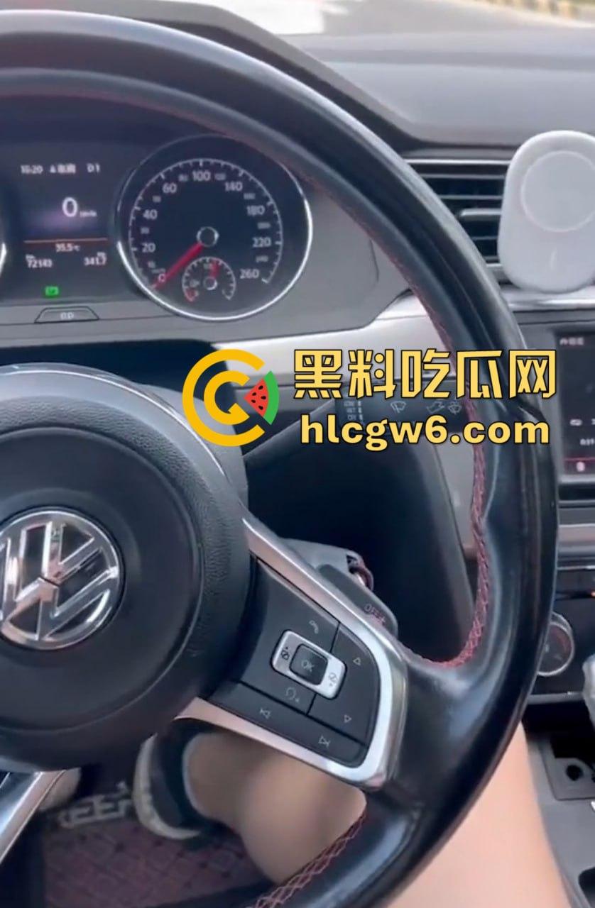 大众高尔夫驾驶过程中车震自拍视频 戴眼镜的职场美女疯狂吞吐J8 感觉她给车主口交 自己也能高潮!