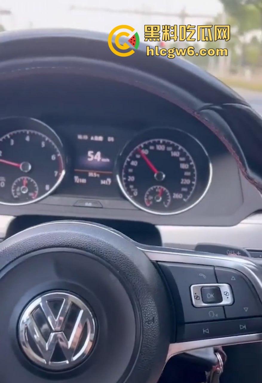 大众高尔夫驾驶过程中车震自拍视频 戴眼镜的职场美女疯狂吞吐J8 感觉她给车主口交 自己也能高潮!