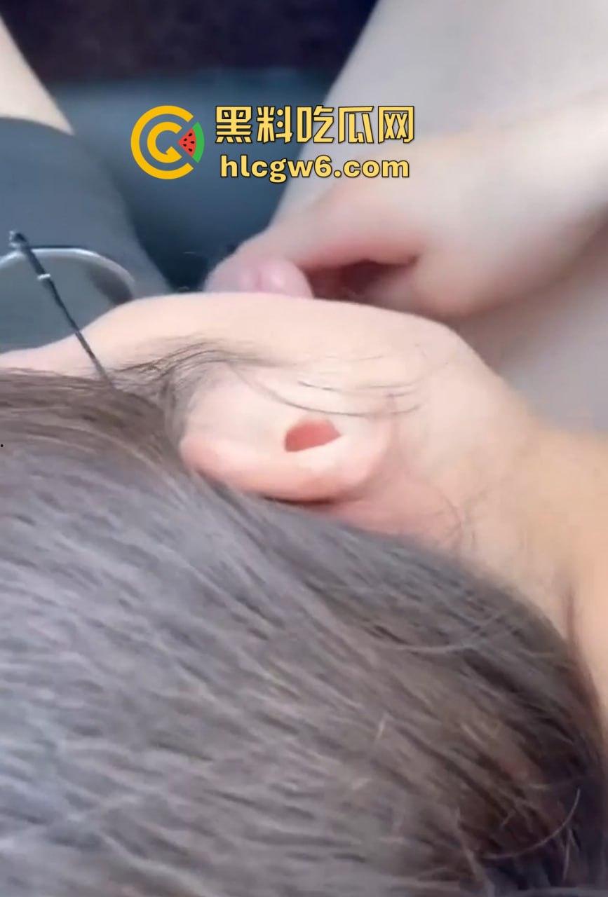 大众高尔夫驾驶过程中车震自拍视频 戴眼镜的职场美女疯狂吞吐J8 感觉她给车主口交 自己也能高潮!