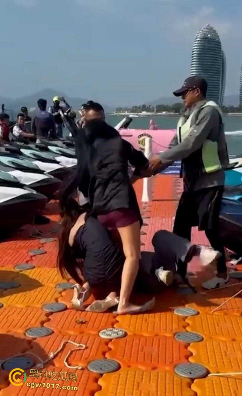 海南三亚钟情会所海边 ,黑衣女子当庭挑衅三女爆发冲突,头发一拽倒地就干,飞扑薅头堪比职业选手!