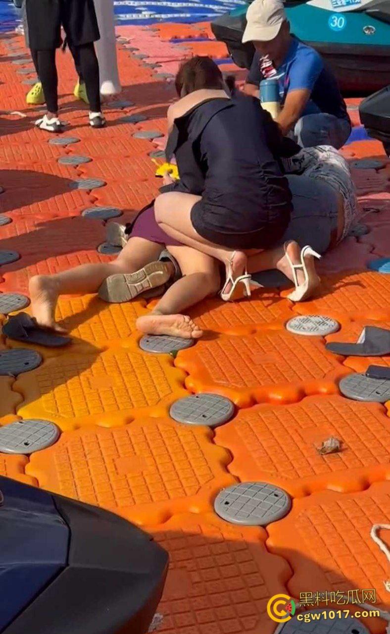 海南三亚钟情会所海边 ,黑衣女子当庭挑衅三女爆发冲突,头发一拽倒地就干,飞扑薅头堪比职业选手!