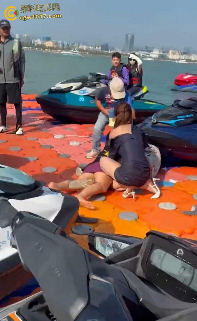 海南三亚钟情会所海边 ,黑衣女子当庭挑衅三女爆发冲突,头发一拽倒地就干,飞扑薅头堪比职业选手!
