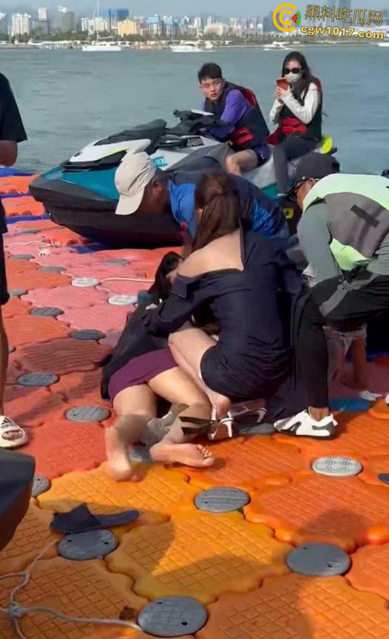 海南三亚钟情会所海边 ,黑衣女子当庭挑衅三女爆发冲突,头发一拽倒地就干,飞扑薅头堪比职业选手!