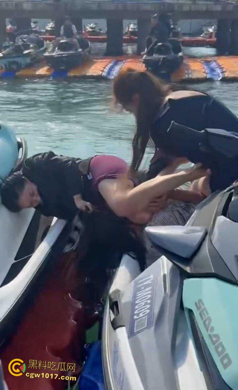 海南三亚钟情会所海边 ,黑衣女子当庭挑衅三女爆发冲突,头发一拽倒地就干,飞扑薅头堪比职业选手!