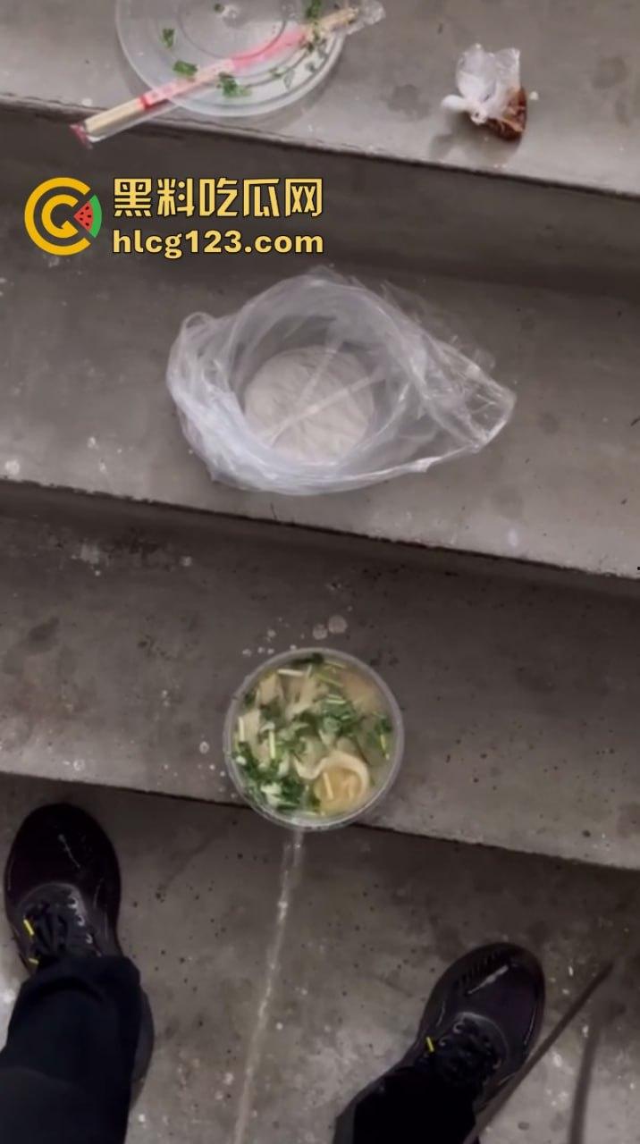 济南惊现黄汤馄饨!原是外卖员为报复顾客往餐中小便 还向里面吐口水
