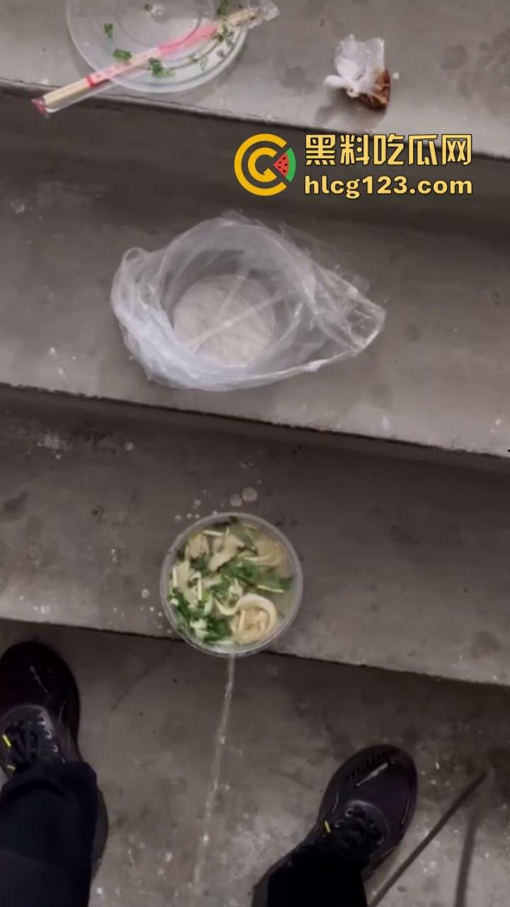 济南惊现黄汤馄饨!原是外卖员为报复顾客往餐中小便 还向里面吐口水