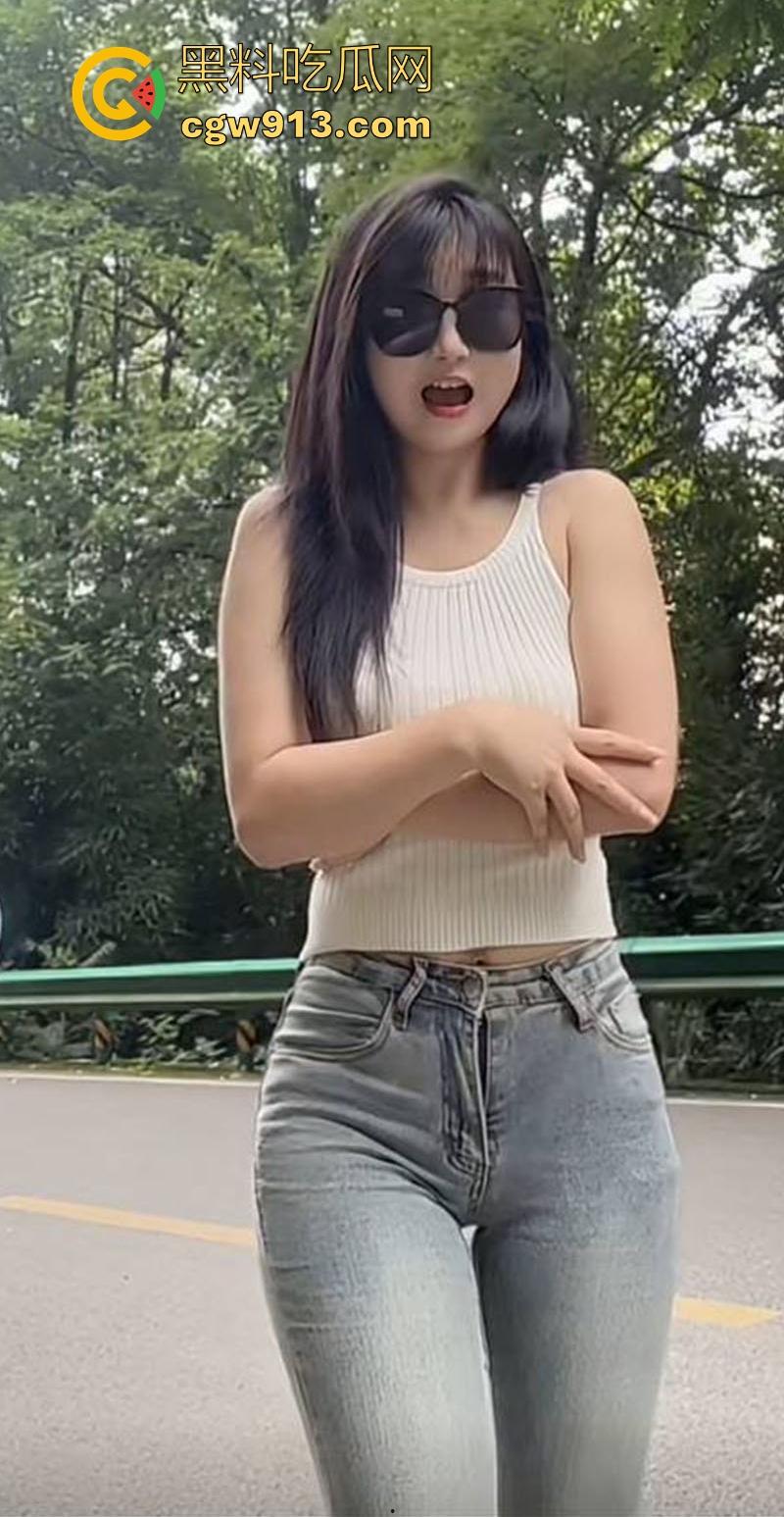 快手网红【大清青】榜一定制视频流出,性感瑜伽裤骚舞勾引,细腰摇曳翘臀高撅,逼缝凸显,反差骚劲儿永不熄火!