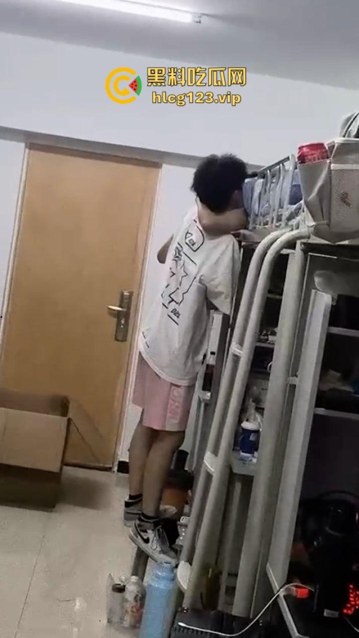 男生宿舍有gay成什么样子？西安科技大学俩男大学生激情湿吻视频流出 震碎三观！