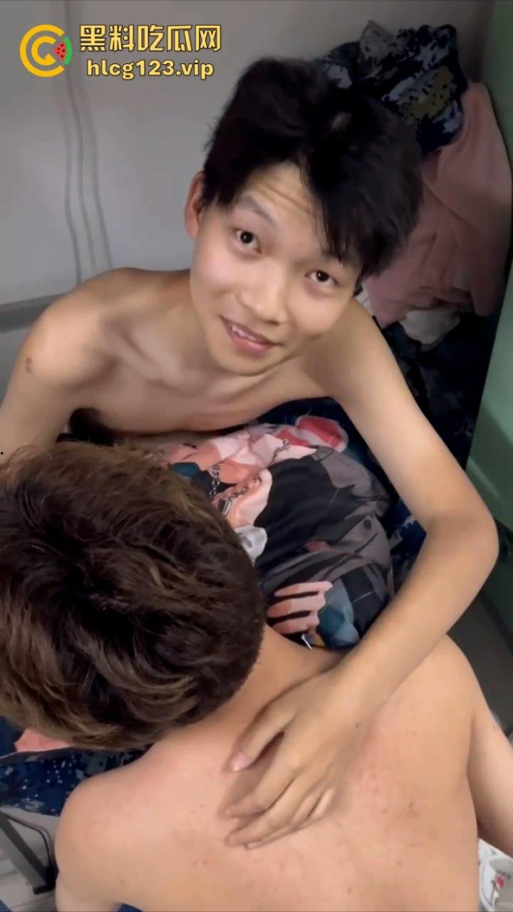 男生宿舍有gay成什么样子?西安科技大学俩男大学生激情湿吻视频流出 震碎三观!