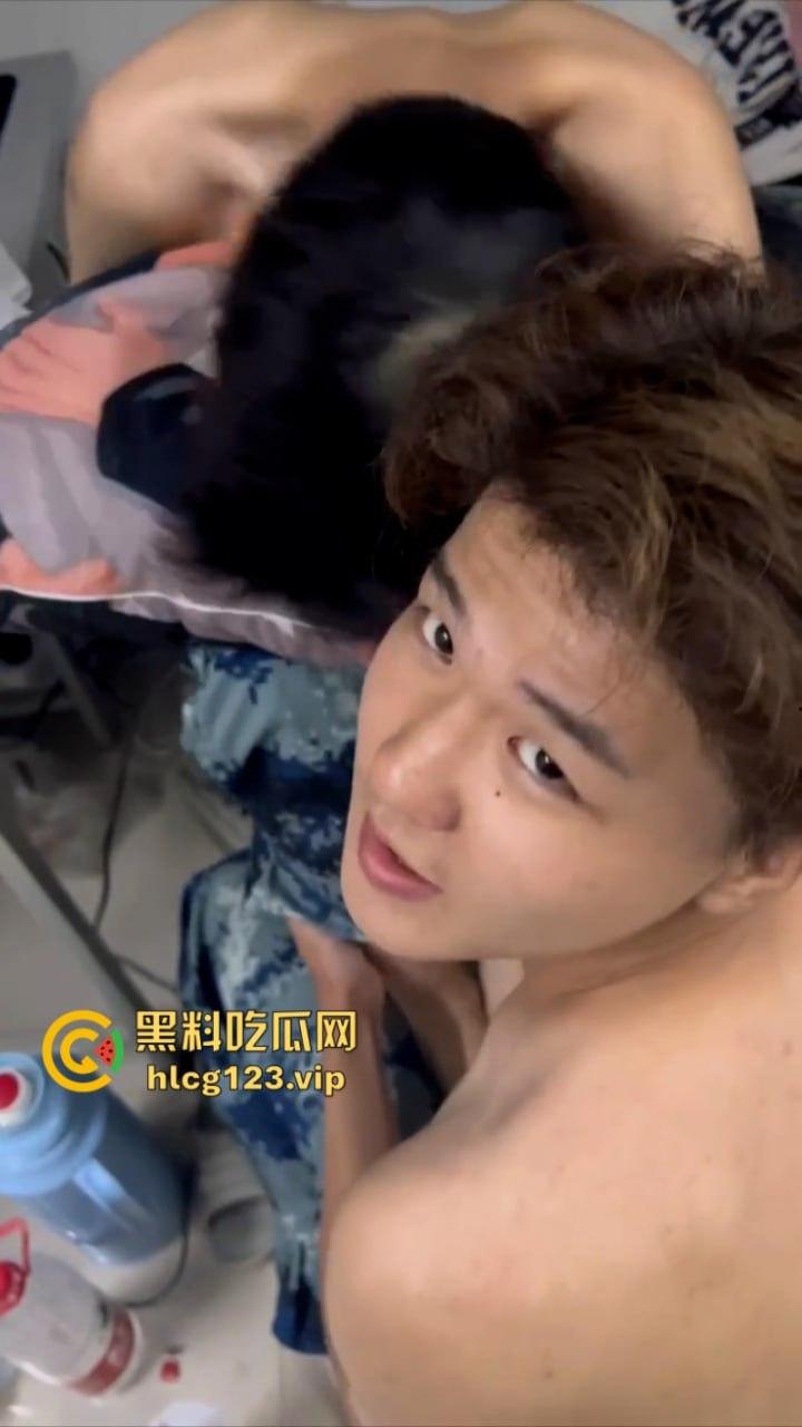 男生宿舍有gay成什么样子?西安科技大学俩男大学生激情湿吻视频流出 震碎三观!