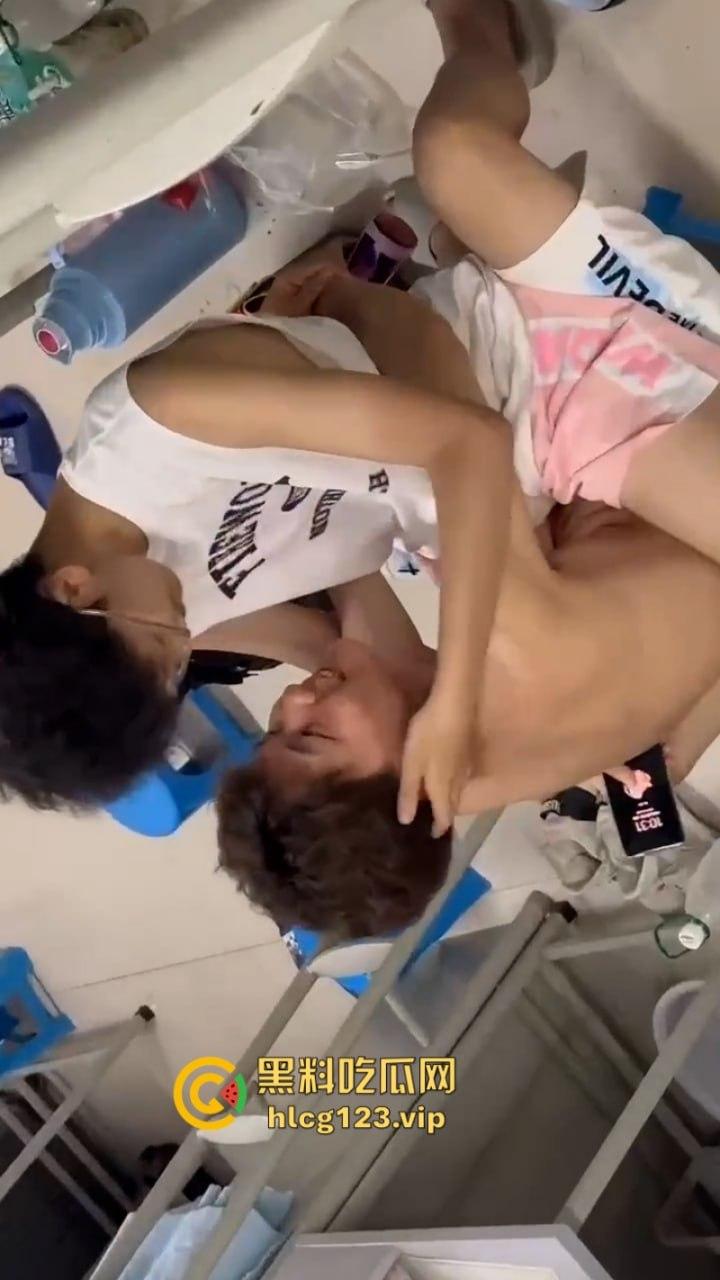 男生宿舍有gay成什么样子?西安科技大学俩男大学生激情湿吻视频流出 震碎三观!