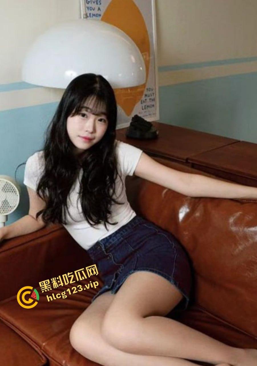 韩国甜美美女【朴泰恩】与教练3P激情流出!清纯外表下的骚气爆发,酒店疯狂摇摆淫叫不断!