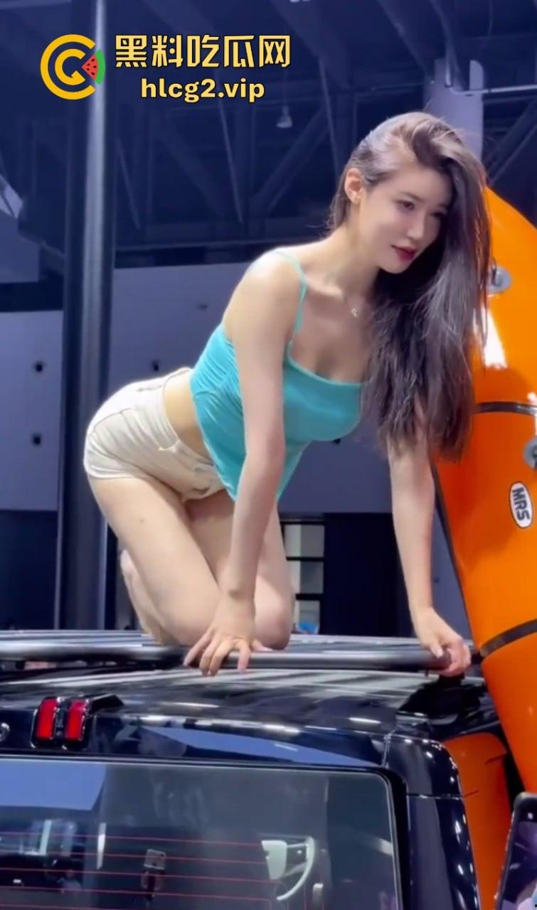 是展车还是借机卖骚?网红【小乌苏】成都车展大尺度卖骚惹争议