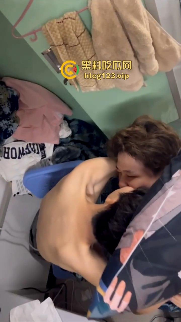 男生宿舍有gay成什么样子?西安科技大学俩男大学生激情湿吻视频流出 震碎三观!