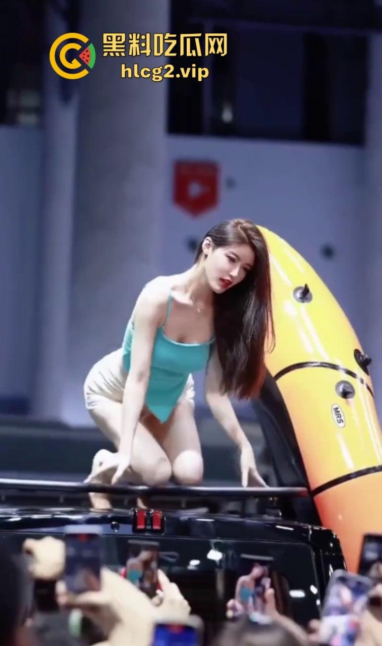 是展车还是借机卖骚?网红【小乌苏】成都车展大尺度卖骚惹争议