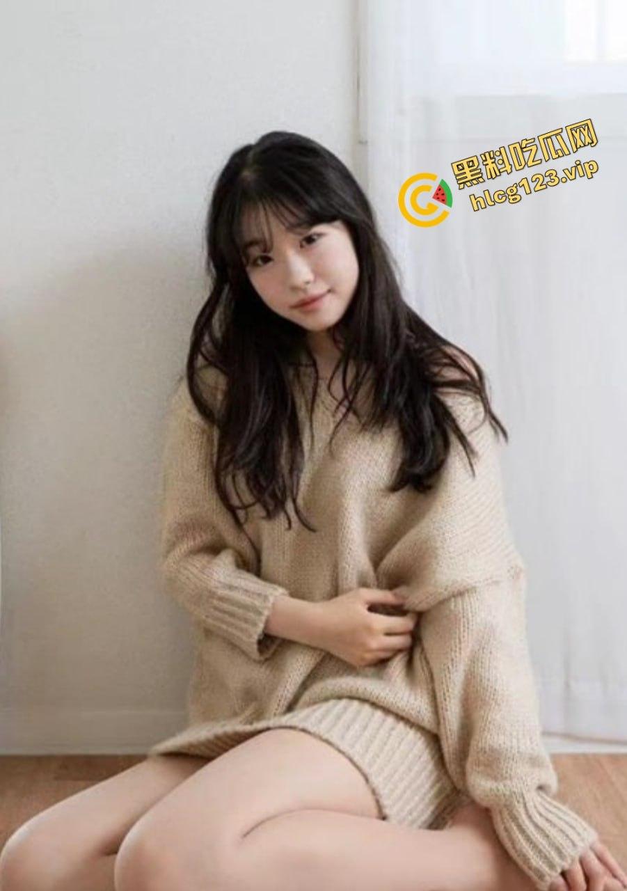 韩国甜美美女【朴泰恩】与教练3P激情流出!清纯外表下的骚气爆发,酒店疯狂摇摆淫叫不断!