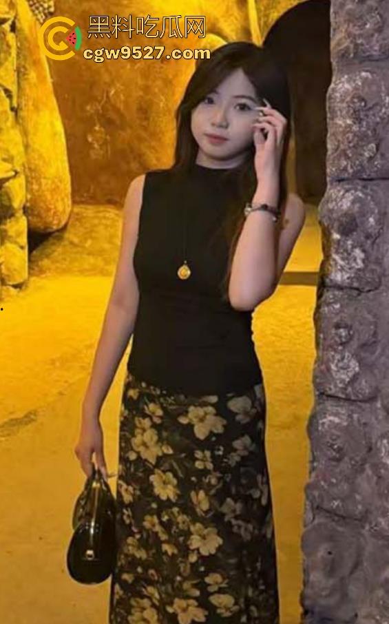 广州大学【刘媚柔】乖巧学生妹变反差婊，皮肤粉嫩光滑，白粉嫩骚穴后入狂操，翘臀顶到鸡巴炸裂！