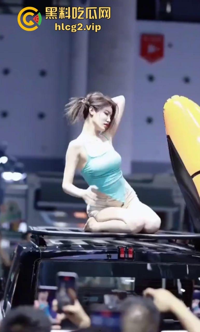 是展车还是借机卖骚?网红【小乌苏】成都车展大尺度卖骚惹争议