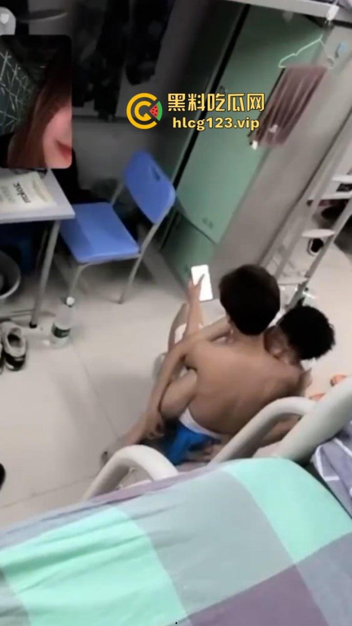 男生宿舍有gay成什么样子?西安科技大学俩男大学生激情湿吻视频流出 震碎三观!