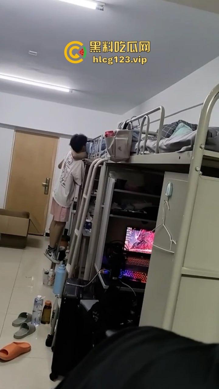 男生宿舍有gay成什么样子?西安科技大学俩男大学生激情湿吻视频流出 震碎三观!