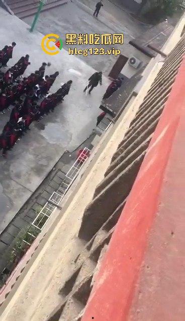 老师手太狠!学生惨遭暴力体罚,简直不是打人,是打出仇来了!