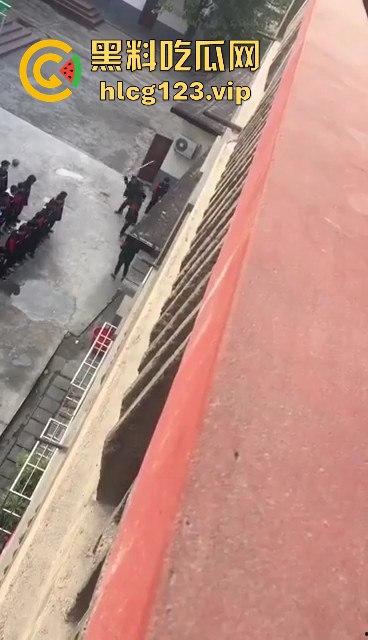 老师手太狠!学生惨遭暴力体罚,简直不是打人,是打出仇来了!
