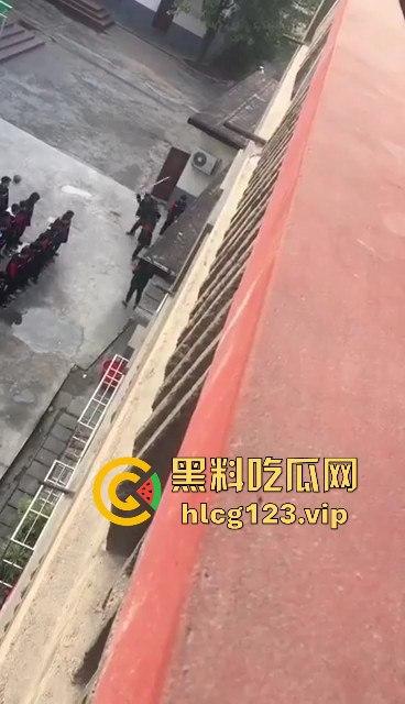 老师手太狠!学生惨遭暴力体罚,简直不是打人,是打出仇来了!
